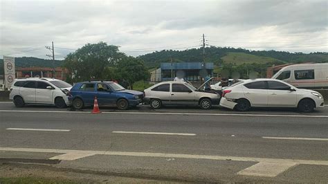 Engavetamento Envolvendo Cinco Carros Deixa Duas Pessoas Feridas Na Via