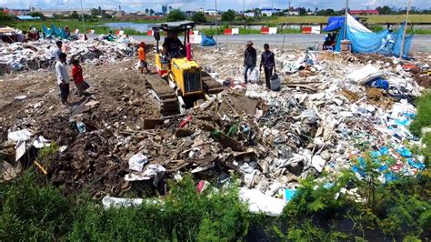 Techniques Skills Clearing Trash In The Pond By D20P Bulldozer Pushing