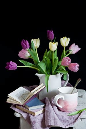 Fondos de Pantalla 299x450 Bodegón Tulipas Fondo negro Taza Libro Jarro