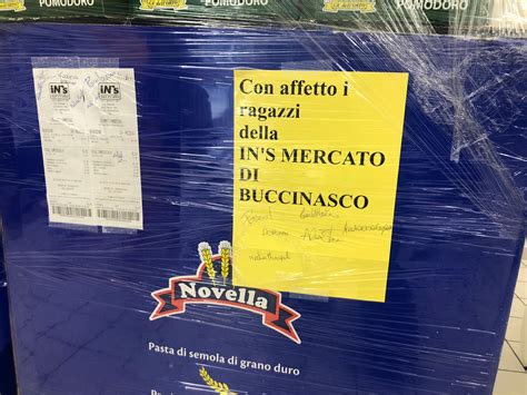 I Dipendenti Del Supermercato In S Donano Prodotti Per Le Famiglie