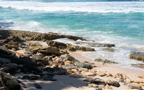 Paisagem Marinha Rocha Da Praia E Ondas Do Mar Foto Premium