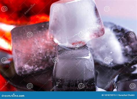 El Cubo De Hielo Se Derrite Junto Al Vaso De Whisky Imagen De Archivo