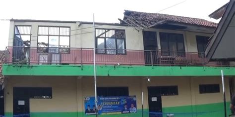 Atap Gedung Sekolah Di Bekasi Ambruk Dua Ruang Kelas Rusak Berat