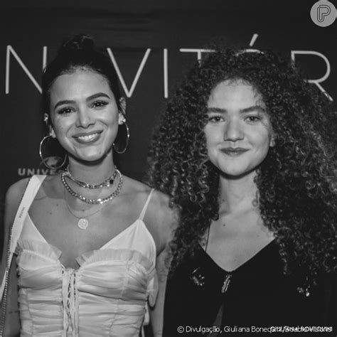 Bruna Marquezine Posa Com Vitória Falcão Ao Prestigiar Show Do Duo