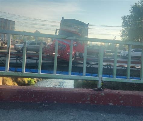 Tras accidente camión torton casi cae de un puente en Morelia