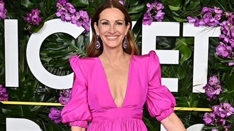 Julia Roberts Plunging Pink Dress ‘ticket To Paradise Premiere Photos Hollywood Life