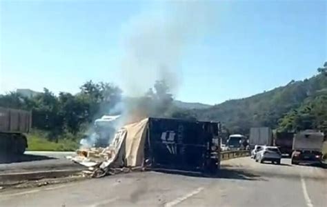 Carreta tomba pega fogo e deixa vítima gravemente ferida na Fernão