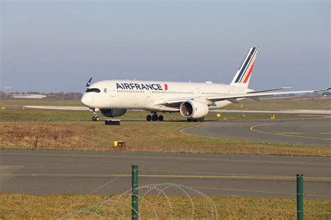 A Roport Paris Charles De Gaulle Air France Suspend Temporairement