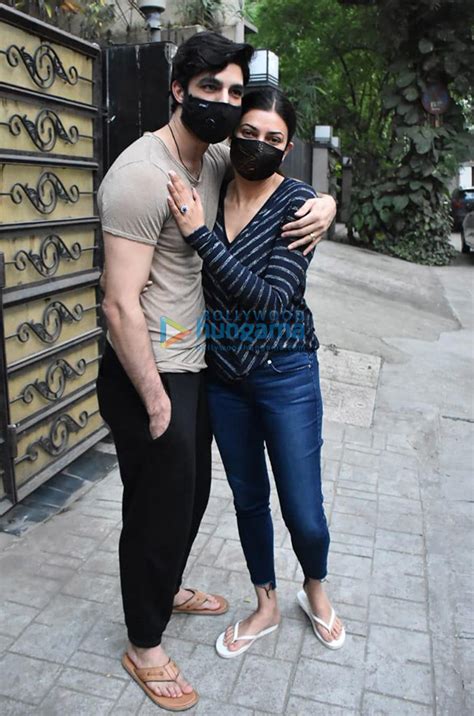 Photos Sushmita Sen with boyfriend Rohman Shawl snapped at Bandra (2 ...