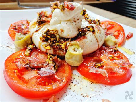 Burrata con jamón ibérico y aliño de pistachos