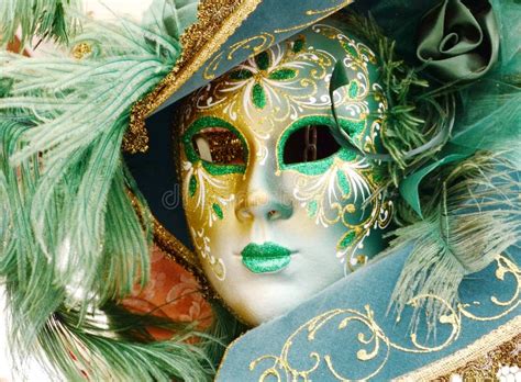 Máscaras Y Plumas Del Carnaval De Venecia En El Fondo Blanco Foto de