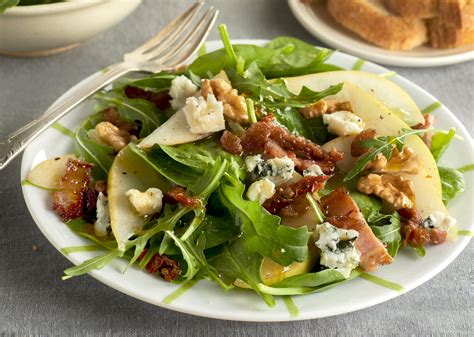 Ensalada De Espinacas Con Queso Azul Pera Nueces Y Beicon