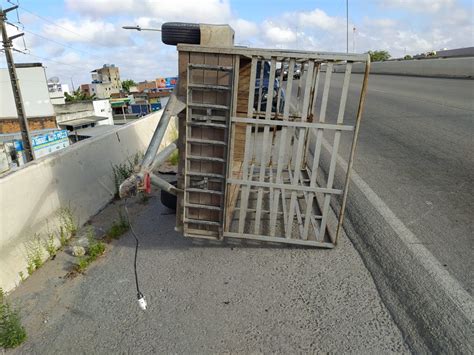 VÍDEO Homem fica ferido ao ser atingido por reboque na BR 104 em