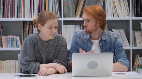 Homem Novo Irritado Que Fala Em Sua Colega De Equipa Falha Do Trabalho