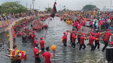 嘉義布袋「衝水路、迎客王」祭典登場 上千遊客到訪搶拍壯觀場面｜四季線上4gtv