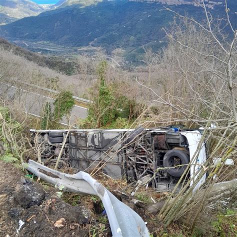 Pullman Turistico Finisce In Una Scarpata A Sinagra Cinque I Feriti