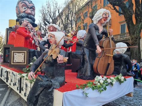 Musica E Allegria Per La Sfilata Di Mezza Quaresima I Video E Le Foto