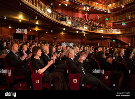 Applauding Audience Theater Hi Res Stock Photography And Images Alamy