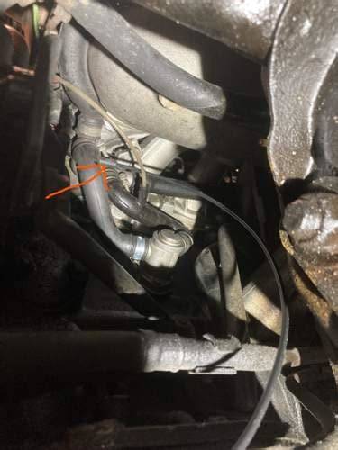 Wo im Motorraum ist sie Unterdruckleitung zum Automatikgetriebe (Mo...