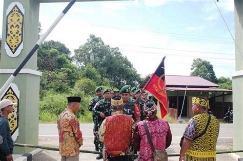 Satgas Pamtas RI Malaysia Yonarmed 10 Kostrad Ikuti Tradisi Adat