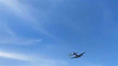 Vídeo Dos aviones chocan en el aire en EE UU durante una exhibición