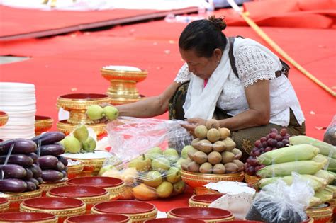 Cambodia Meshes Traditional And Modern Worlds In Khmer New Year