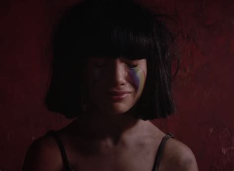 Sia lanza videoclip "The Greatest" con un mensaje conmovedor – Laura G