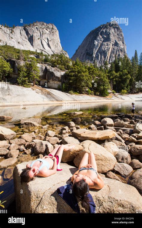 Tomando el sol en bikini fotografías e imágenes de alta resolución Alamy