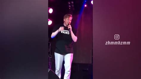 Даня Кашин упал на сцене І Концерт D K Inc в Тюмени - YouTube
