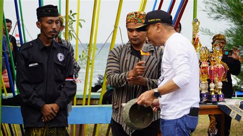 Lestarikan Seni Tradisional Pj Bupati Buka Festival Barongan Tritis Id