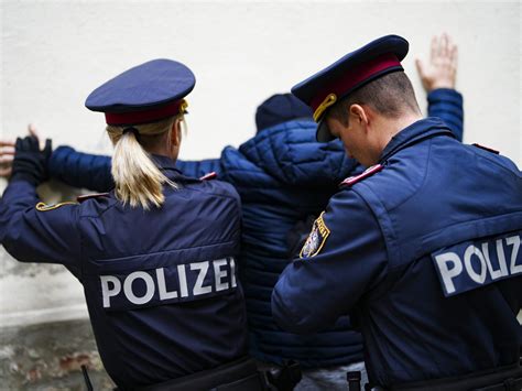 Aggressiver Mann Ging Am Wiener Praterstern Auf Polizisten Los Vienna