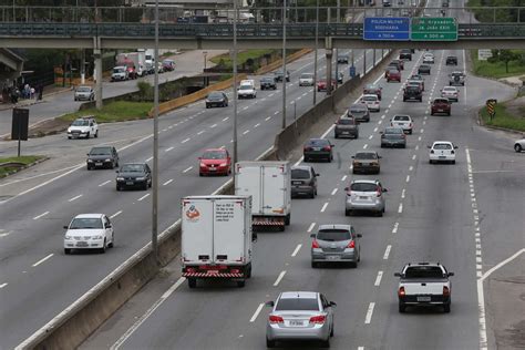 Motoristas enfrentam congestionamento recorde em SP trânsito é lento