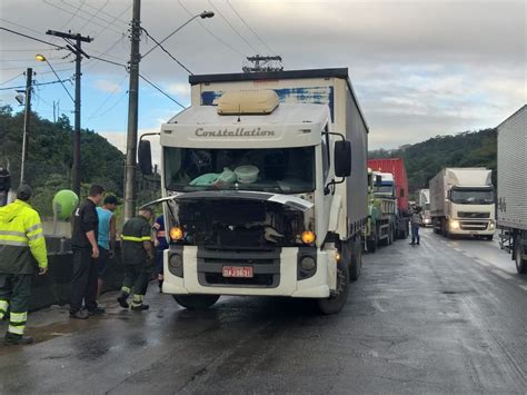 Colisão Entre Carretas Interdita A Anchieta No Sentido Litoral De Sp