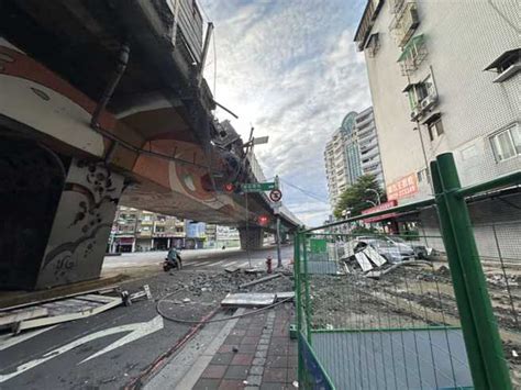 上班塞爆快改道！忠孝橋三重往北市 巨大鋼樑「脫落」橋下轎車遭殃 社會 中時新聞網