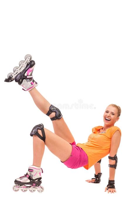 Jovem Mulher De Riso Que Aprecia Rollerblading Foto De Stock Imagem