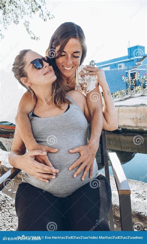 Feliz Pareja Gay Esperando Un Hijo Foto De Archivo Imagen De Sonrisa Feliz 234170848