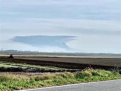 Incendio In Unazienda Chimica Del Novarese La Colonna Di Fumo Si