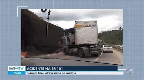 Carreta fica atravessada em rodovia e trânsito é parcialmente