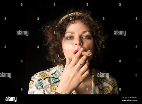 Girl Smoking Cigar Fotos Und Bildmaterial In Hoher Auflösung Alamy