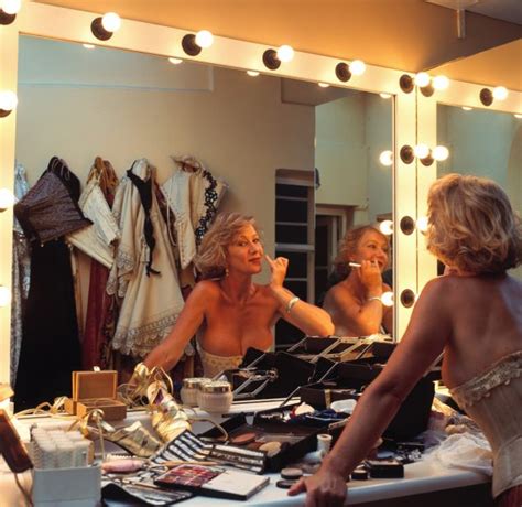 Helen Mirren On THAT Picture I Ve Always Looked Awful In A Bikini Daily Mail Online