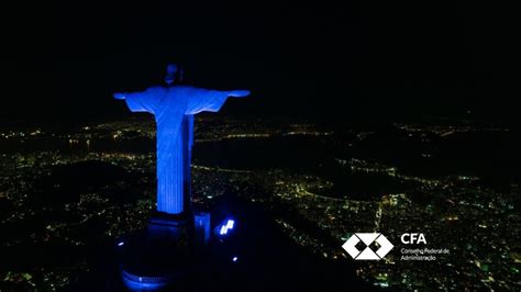 Cristo Redentor Iluminado De Azul No Dia Do Profissional De Adm Cfa