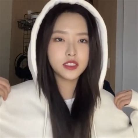 Olivia Hye Son Hyeju Loona Lq Icon Vlive 220218 In 2022 Olivia Hye