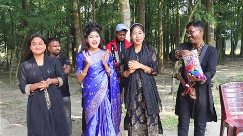 গায়ে গায়ে ধাক্কা দিয়ে বেলুন ফাটানো।খেলা দেখে মুগ্ধ হলো হাজারো দর্শক