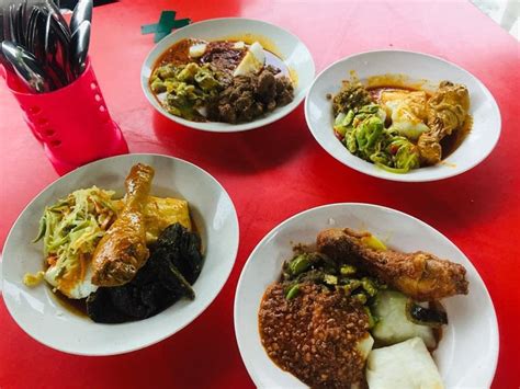 This Stall In Muar Serves Buffet Style Raya Feast With Ketupat Rendang