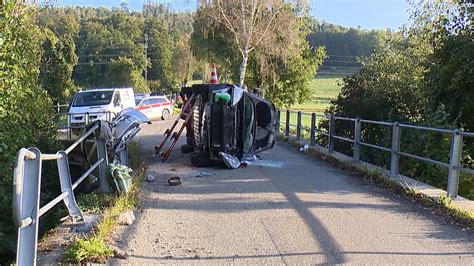 Elgg Zh Auto Kracht In Br Ckengel Nder Und Landet Auf Dem Dach