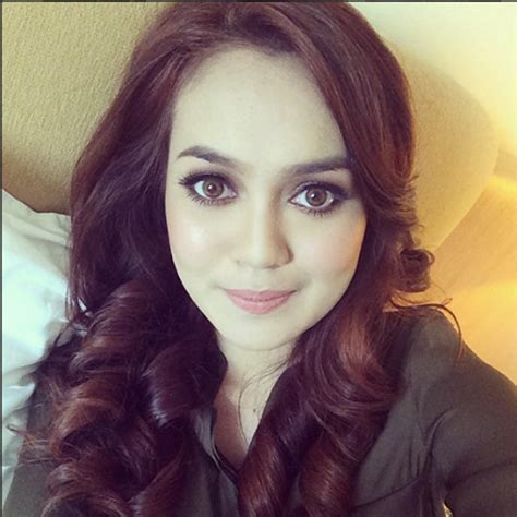 HOT 3 Gambar Foto Nelydia Senrose Baring Di Perut Qi Razali Sambil Peluk Seseorang Infosantaii