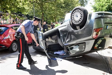 Milano Urta Con Lauto Una Macchina Parcheggiata E Si Ribalta