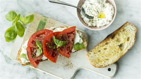 Tartine La Ricotta Aux Herbes Et La Tomate Mordu