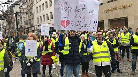 Kirche und Leben de Demo Hupen Autokorso 500 Pflegekräfte aus