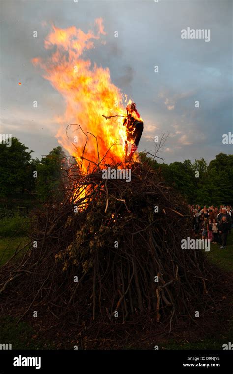 Witch burning stake hi-res stock photography and images - Alamy